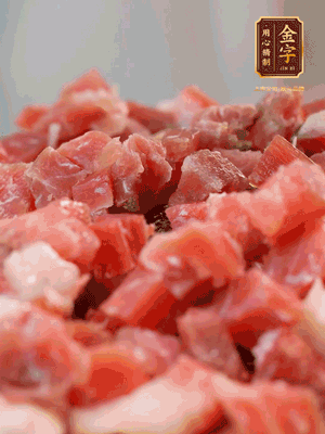 做月餅餡 火腿切成小丁，溫水浸泡5分鐘，上鍋蒸熟15-20分鐘，再將火腿丁、白砂糖、蜂蜜攪拌腌漬2小時
