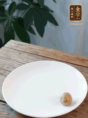 做水油皮、油酥 將油皮材料放入料盆中，加100ml水?dāng)嚢璩裳┗ㄆ瑺?。在案板上反?fù)揉搓成有一定筋度的光潔面團，搓成14個團子。
