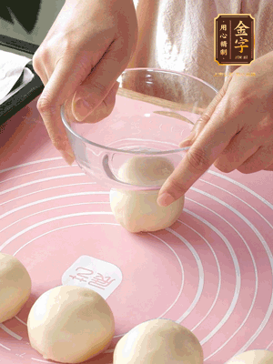 按扁后搟成圓形面皮。餡料放在面皮中心，把餡料包緊，捏緊收口