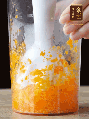 加玉米油、水怡、水揉搓成細膩的面團。松弛半小時后，分成37g一個