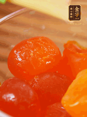 咸蛋黃噴白酒，170℃烤10分鐘。打碎過篩