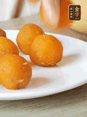 融化的黃油、芝士粉攪勻，加糖粉、蛋液、淡奶油、咸蛋黃攪勻，再加入玉米淀粉、奶粉拌勻，用不粘鍋炒至抱團