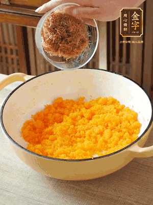 加火腿絲拌均，分成37g一個餡料，冷凍30分鐘