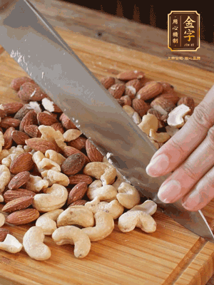 熟堅(jiān)果切成大顆粒，加入杏仁片、白芝麻、火腿絲、熟糯米粉、玫瑰花醬、花生油、水怡攪拌均勻，捏成52g一個(gè)的小球