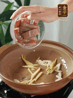 姜絲煸香后放火腿翻炒，加開水燉煮10分鐘