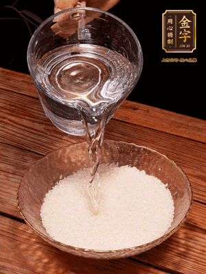 大米提前浸泡30分鐘。干香菇泡發(fā)切成條；蝦米提前浸泡2小時