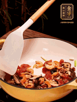 蔥白、干香菇、蝦米、香腸片略微翻炒才出香味，然后倒入料汁（生抽3勺、蠔油2勺、胡椒粉少許）、大米拌勻