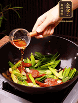 下蒜苗炒軟，沿鍋邊烹入一勺料酒，加醬油、蠔油、白糖調(diào)味炒勻