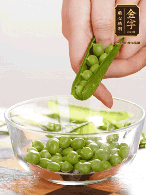 處理食材，藕切片，豌豆剝殼，菱角剝殼， 依次焯水