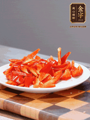 藕帶洗凈，斜切成小段備用、姜切絲、蒜切片、辣椒斜切，再切少許蒜