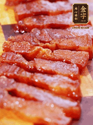 金字醬油肉煮熟，切片