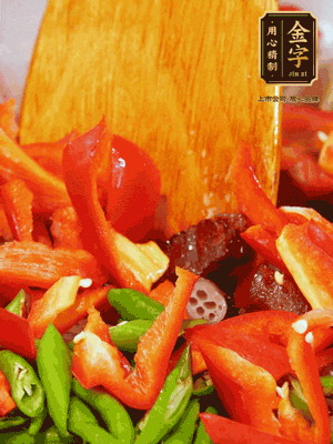 油熱后放入蒜末，下醬油肉煸香