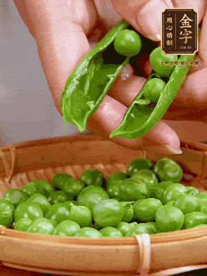 甜豆去殼，剝出甜豆米。百合小心剝成片。