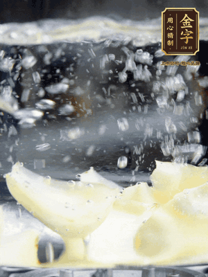 燒開一鍋水，甜豆米、百合燙10秒