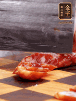 處理食材：香腸切片，土豆切塊、胡蘿卜切丁、豆角切段