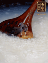 大米淘洗干凈，水開放入大米，煮3分鐘，煮到用手可以掐斷大米，撈出瀝干備用