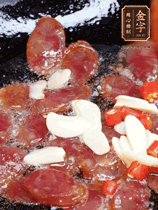 香腸煸香，加大蒜、小米辣增加香味