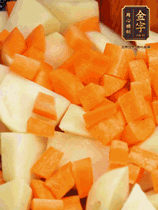 加土豆、胡蘿卜翻炒，隨后加入豆角、1勺鹽、1勺生抽、1勺蠔油、半勺老抽煸炒均勻