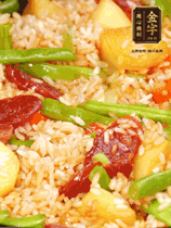 轉(zhuǎn)小火蓋上蓋子燜至水分收干，大概10分鐘