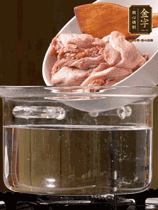 麻鴨切塊，冷水下鍋，加蔥姜、料酒焯水。撈出溫水洗凈