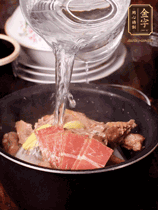 所有食材放入電飯鍋，加2勺料酒，足量的開(kāi)水，按煲湯鍵煮湯