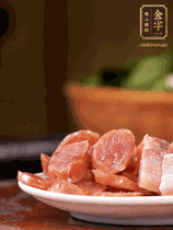 金字咸肉、金字香腸煮熟。咸肉切條、香腸切片備用。