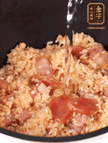 一起放入電飯鍋，加入剛好沒(méi)過(guò)食材的水。