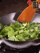 上海青切碎，用豬油炒到半熟