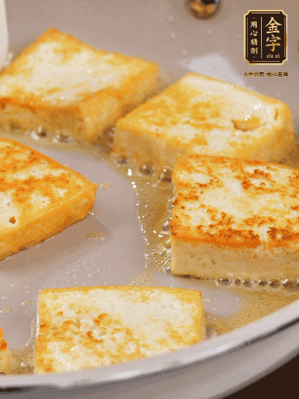 豆腐切片，兩面煎一下備用；春筍切段