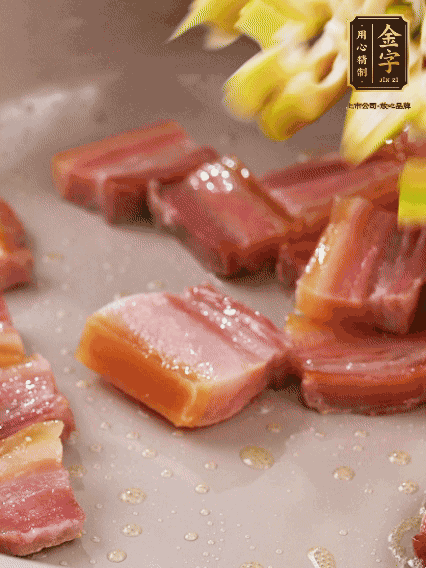 再放春筍翻炒一下，倒入砂鍋中，加適量的熱水，大火燜煮6分鐘