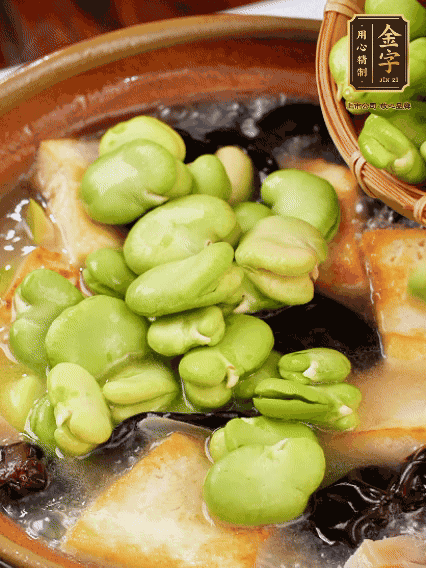 最后可以放豆瓣、木耳煮熟，依照個(gè)人口味加點(diǎn)鹽調(diào)味