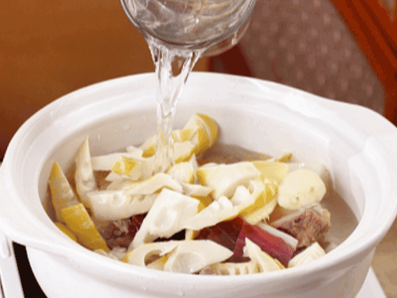 砂鍋中依次放入姜片、雞肉、春筍、火腿，加入足量的水，大火燒開后，轉(zhuǎn)小火燉40分鐘