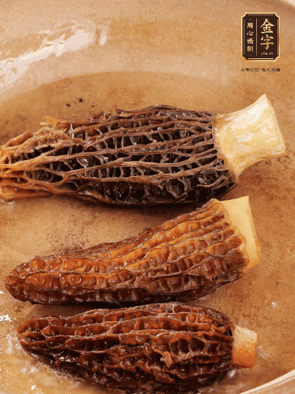 少許油，新鮮羊肚菌煎香