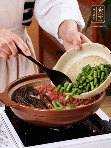 鋪上金字香腸、羊肚菌、蘆筍，蓋蓋子燜7分鐘