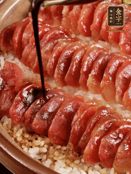 淋上醬汁攪拌均勻
調(diào)一個醬汁：生抽2匙、老抽半匙、蠔油半匙、白砂糖1/3匙、雞精1/3匙、香油5滴、水1匙