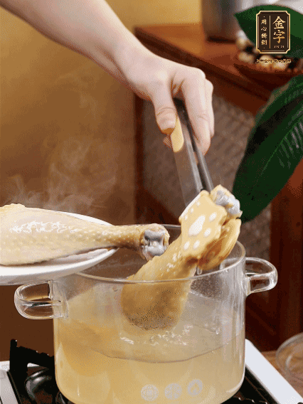 雞腿冷水下鍋，加蔥姜焯水，洗凈備用