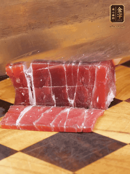 金字飄香火腿塊切片，溫水浸泡5分鐘