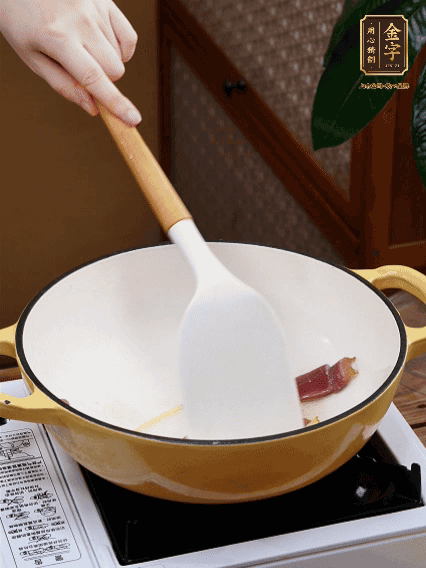 油熱，姜絲、火腿微微煸出香味