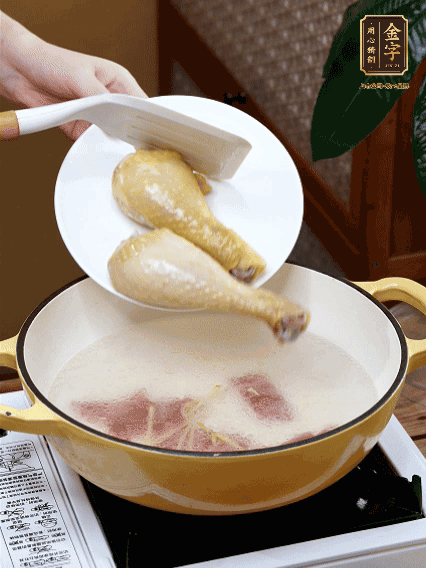 倒清水，放雞腿，大火煮開轉(zhuǎn)中小火煮20分鐘