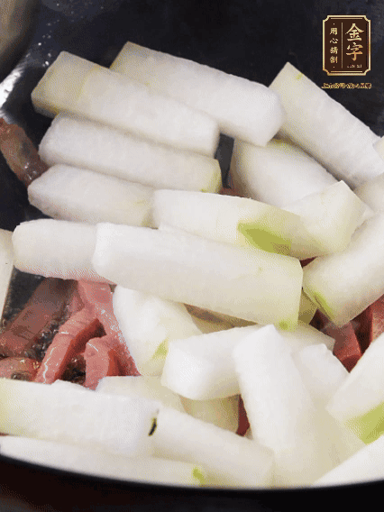 再下冬瓜微微煸炒，加一小碗水，中小火煨5分鐘