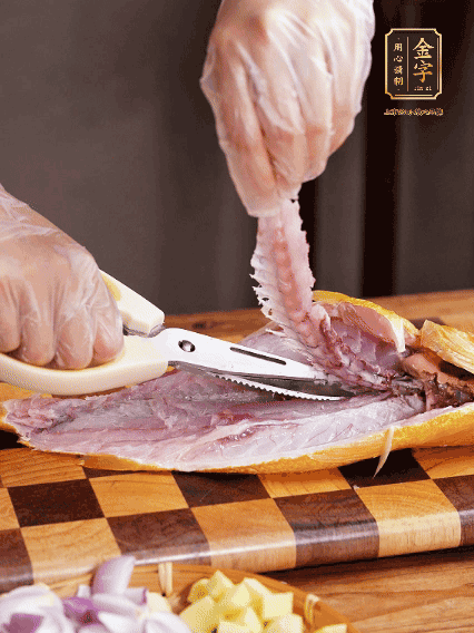 黃魚處理干凈，對半片開去骨，泡入蔥姜水、料酒、鹽調(diào)成的料汁中浸泡15分鐘，擦干水分