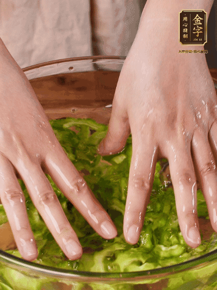 苦瓜去瓤切片，用鹽腌20分鐘，反復(fù)洗凈去苦味