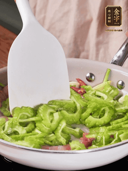 熱油，火腿、蔥姜、干辣椒煸香，再下苦瓜翻炒