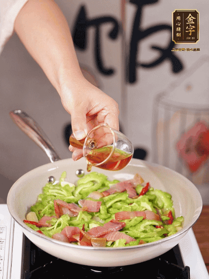 淋一圈料酒，少許糖調(diào)味