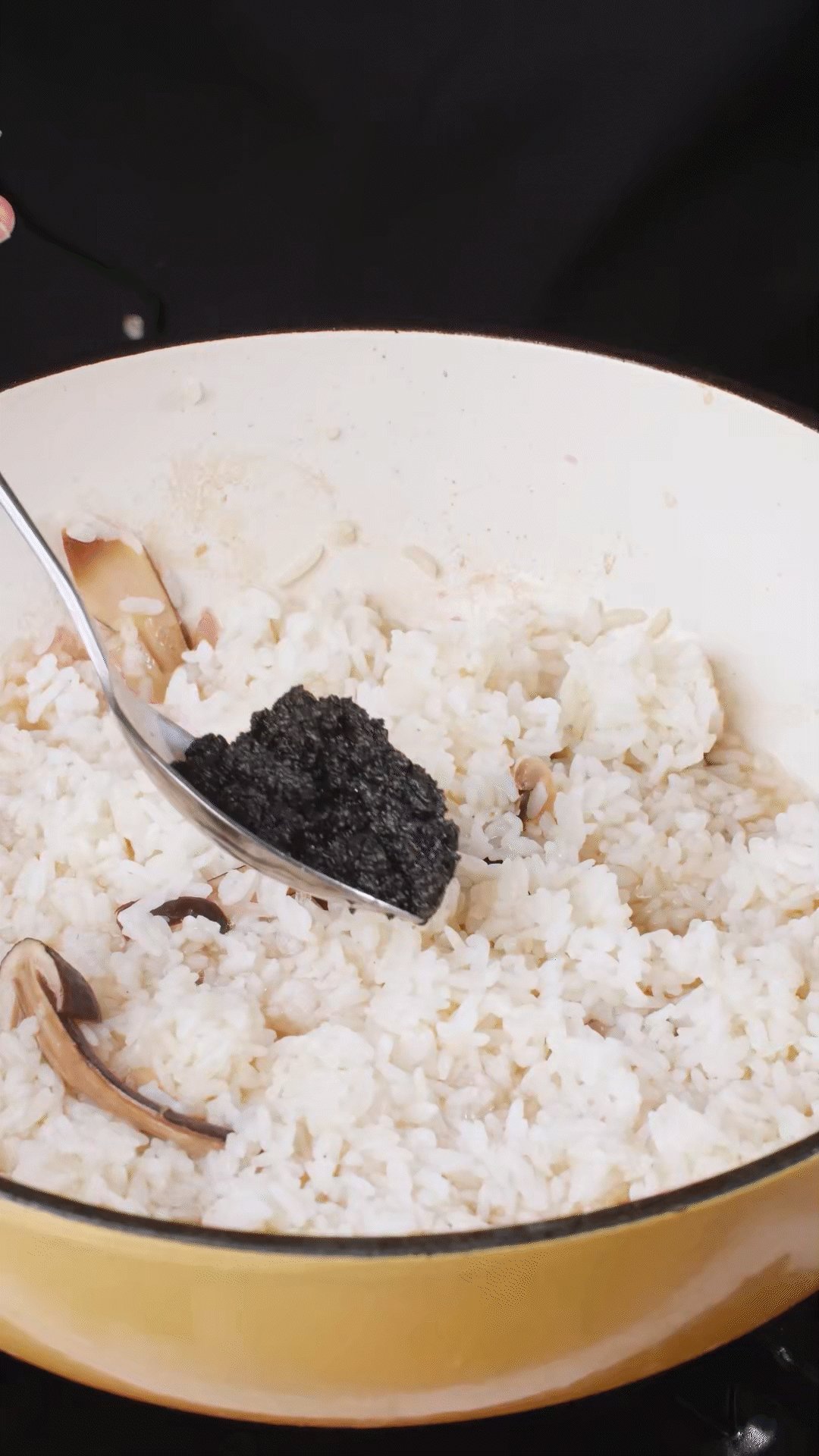 底油放入洋蔥爆香后加入黑皮雞樅菇、口蘑，用白葡萄酒增鮮
