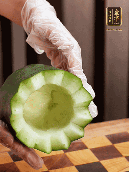 將小冬瓜洗凈，頂端切開去瓜瓤，改刀切口呈鋸齒狀