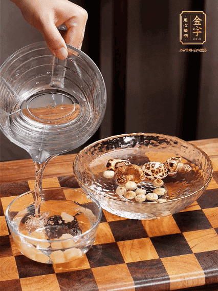 將雞肉、鮑魚、蝦仁焯水，冬菇、蓮子、干貝泡發(fā)