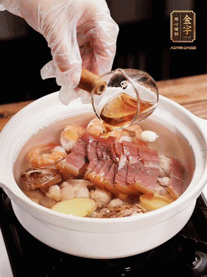 7種食材+帶皮冬瓜塊用砂鍋/電飯煲煮湯功能煮熟，少許鹽、花雕調(diào)味