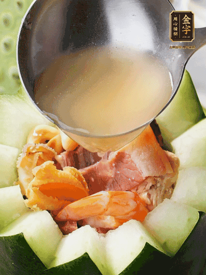 煮好后，盛入冬瓜盅。放入鍋中，可繼續(xù)燉煮，越燉越有味