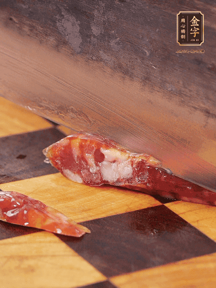 金字金華香腸切片，調(diào)制煲仔飯料汁：生抽2勺+蠔油1勺+1勺芝麻油+半勺糖